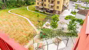 Vy mot innergård från balkong