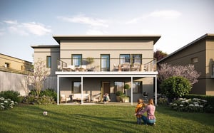 Modern tvåvåningshus med träfasad, stora fönster och balkong. Gräsmatta i förgrunden med en kvinna och två barn, omgivna av blommor och träd