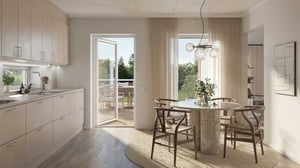 Ljust kök med öppet matplatsområde, trädetaljer, stort fönster och altandörr som leder till en uteplats