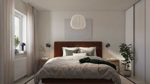 Sovrum med en dubbelsäng, vit sängklädsel och en brun sänggavel. Rummet har vita väggar, stora fönster med ljusa gardiner, två nattduksbord, växter och en modern taklampa