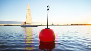 Boj och segelbåt