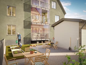 Bostadskomplex med en innergård som har planteringslådor, utemöbler och en trädgårdsbod. Två personer ses i trädgården, varav en planterar och en sitter vid ett bord