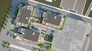 Flygvy över bostadsområde med tre byggnader, omgivna av vägar, grönområden och parkeringsplatser, markerade som Geologvägen och Kajpromenaden