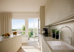 Kök med utgång till balkong