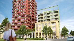 Två moderna flerbostadshus, ett rött och ett gult med gröna inslag, omgivna av träd och människor på en solig dag