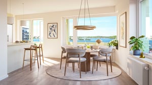 Ljust matrum med stora fönster, utsikt över vattnet, runt bord med stolar och en hängande ljuskrona, omgiven av växter och modern inredning