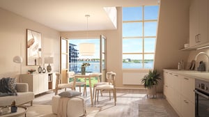 Ljust och modernt vardagsrum och kök med stora fönster, möbler i mjuka färger och utsikt över vattnet