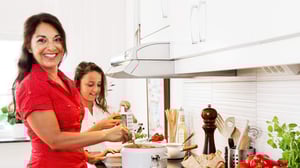 Mor och dotter lagar mat