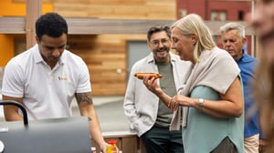 Bonumvärd grillar med boende på innergård