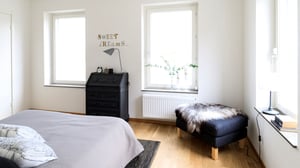 Inflyttningsklar lägenhet med sovrum i ljus skandinavisk stil