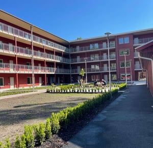 Röda flerbostadshus, innergård och balkonger