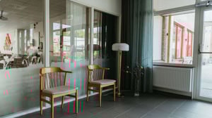 Tomt rum och två trästolar i ett ljust rum