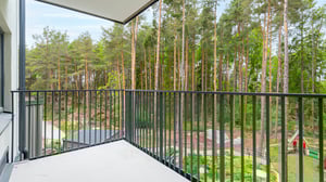 Balkong med utsikt över skog och grönområden