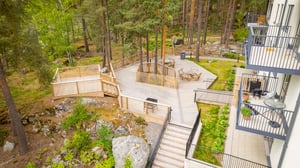 Lägenhet med stor träaltan i skogsmiljö