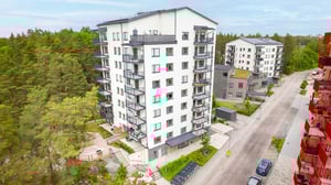 Moderna flerfamiljshus vid skogsområde