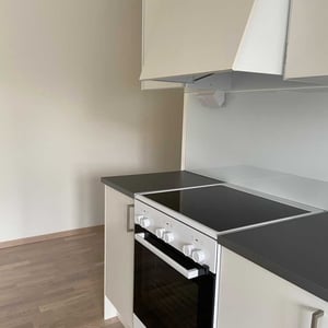 Inflyttningsklart kök med spis, ugn och ljusa skåp