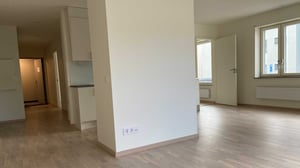 Inflyttningsklar lägenhet med öppen planlösning, ljusa väggar och parkettgolv