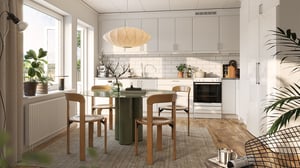 Lägenhet med kök och matplats, vita skåp, träbord och fyra stolar