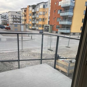 Inflyttningsklar lägenhet med balkong och utsikt mot flerbostadshus