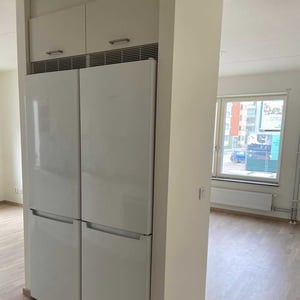 Inflyttningsklar lägenhet med köksskåp i ljus öppen planlösning