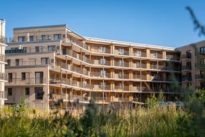 Flerfamiljshus med balkonger och blå himmel