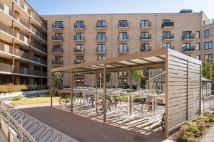 Cykelparkering på innergård mellan flerbostadshus