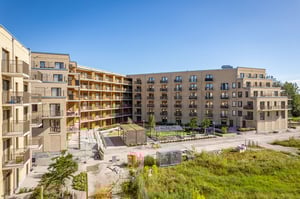 Flerbostadshus med balkonger och innergård