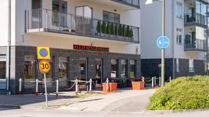 Uteplats framför Marias Restaurang & Bar i ett bostadshus med balkonger