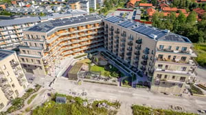 Modernt bostadskvarter med solpaneler och innergård