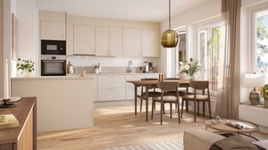 Lägenhet med öppen planlösning, kök och matplats i ljusa neutrala toner