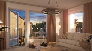 Lägenhet med ljus vardagsrumsinteriör, soffa, balkongdörr och stora fönster