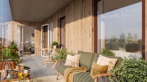 Stor balkong, sittgrupp, växter och ljusa träpaneler