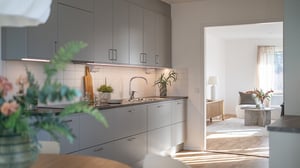 Lägenhet med modernt kök och ljus vardagsrumsdel