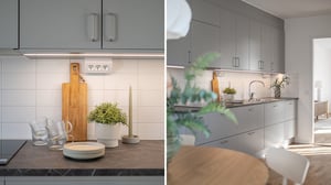 Modernt kök med grå köksluckor, kaklat stänkskydd och dekorativa detaljer