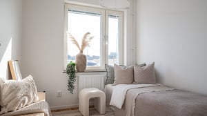 Inflyttningsklart rum med enkelsäng, fönster och ljus inredning