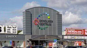 Exteriör av köpcentrumet Ekholmen Centrum med butiker och skyltar
