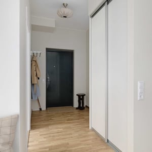 Inflyttningsklar lägenhet med hall, ljusa väggar och trägolv