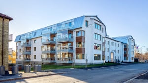 Modernt flerbostadshus med balkonger