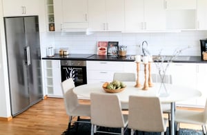 Inflyttningsklar lägenhet med modernt kök, matplats och rostfri kyl