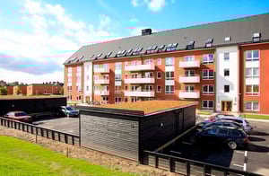 Inflyttningsklar lägenhet i flerbostadshus med balkonger och parkeringsplatser