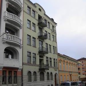 Flerbostadshus med balkonger i olika färger