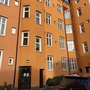 Flerbostadshus med många fönster