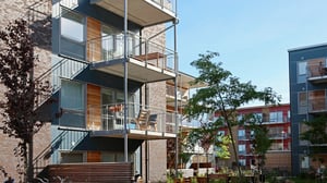 Inflyttningsklar lägenhet med balkonger i ett modernt bostadshus