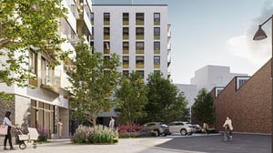 Nybyggt bostadskvarter med flerbostadshus, trädgårdsgång, parkerade bilar och några personer utomhus