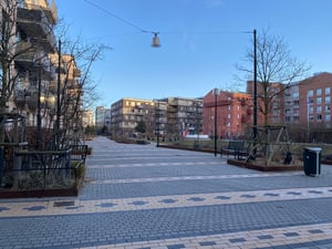 Bostadskvarter med gångväg, träd och flerfamiljshus