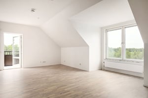 Inflyttningsklar lägenhet med ljusa väggar, trägolv, fönster och balkongdörr