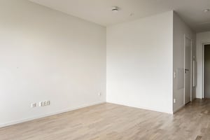 Inflyttningsklar lägenhet med ljusa väggar och trägolv