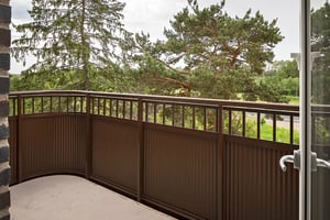 Inflyttningsklar lägenhet med balkong och utsikt mot grönska