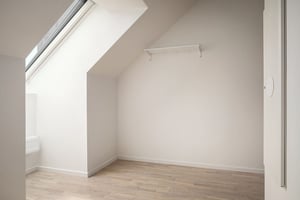 inflyttningsklart med ljusa väggar, trägolv och takfönster