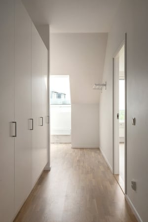 Inflyttningsklar lägenhet med ljus hall, vita garderober och trägolv